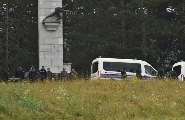 Jake snage policije uklonile pravaše i njihov šator