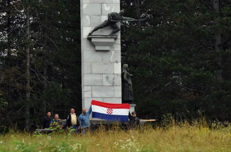 Jake snage policije uklonile pravaše i njihov šator