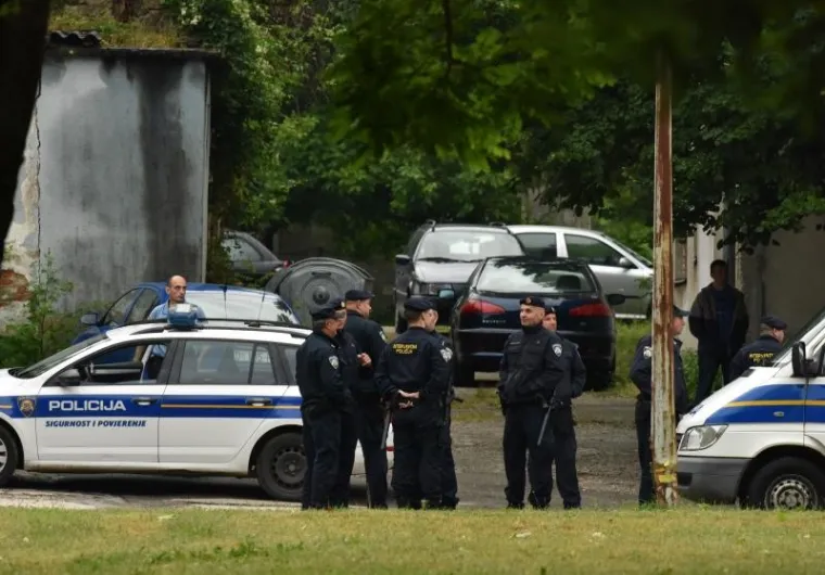 Jake snage policije uklonile pravaše i njihov šator