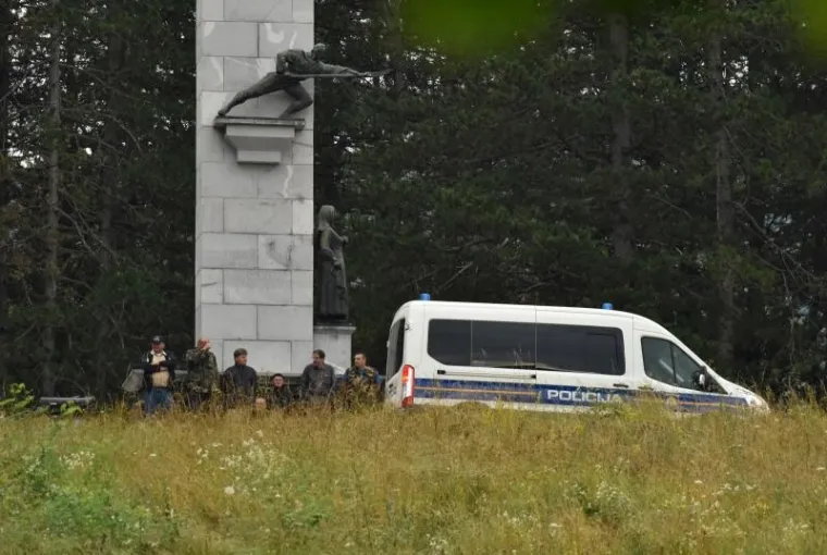 Jake snage policije uklonile pravaše i njihov šator