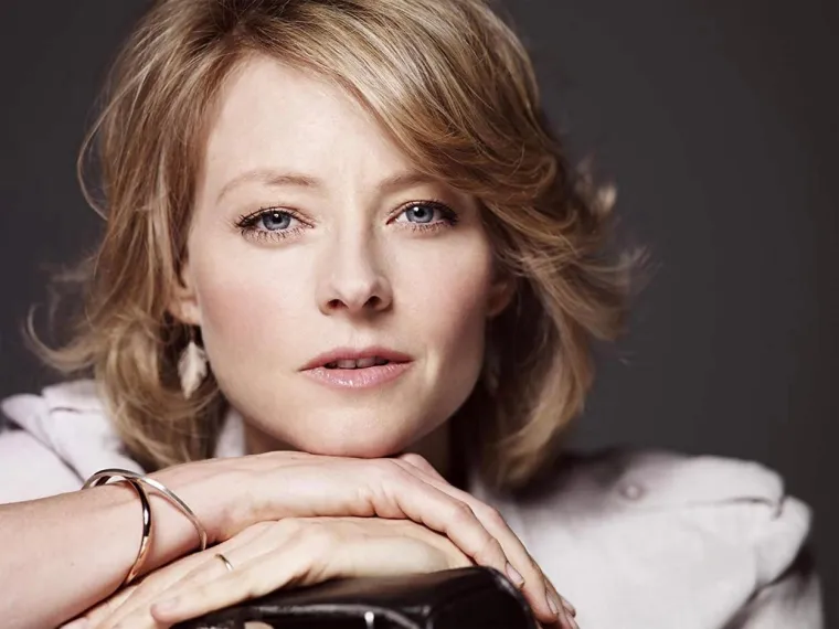 Jodie Foster –  Glumački debi imala je sa samo tri godine. Certificirani je genije, a njezin IQ iznosi 132. Diplomirala je književnost s najvišom ocjenom na Yaleu, a francuski jezik govori kao materinji. Osim toga, tečno govori i njemački te talijanski jezik.
