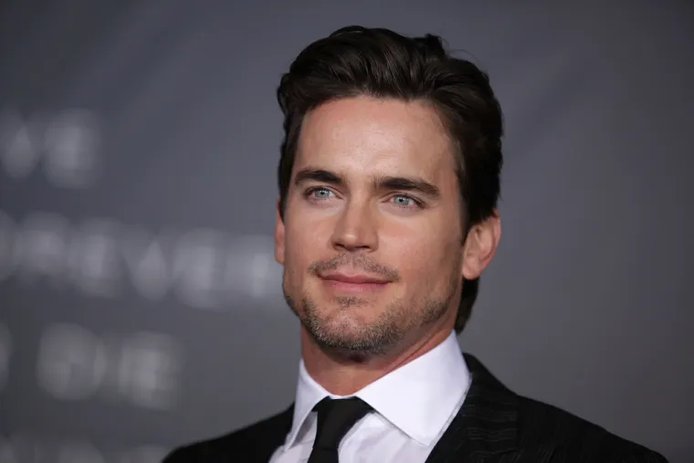 Glumac Matt Bomer 2012. godine je javno priznao da je gej, i to na dodijeli jedne humanitarne nagrade. Glumac je oženjen od 2011. za 13 godina starijeg publicista Simona Hallsa. Bomer je zvijezda mnogih filmova i serija, između ostalog: &quot;Magic Mike XXL&quot; i &quot;Zločinci u odijelima&quot;.
