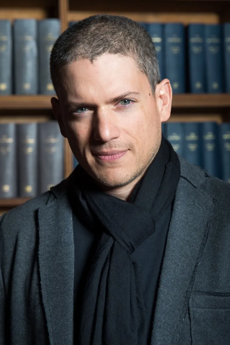 Wentworth Miller je 2007. zanijekao sve glasine o tome da je gej. 2013. je na kampanji za Ljudska prava u Washingtonu, Miller rekao da je više puta pokušao samoubojstvo kao tinejdžer jer nije mogao nikome priznati da je gej, prenio je tada ABC. Ovog glumca svi pamte po glavnoj ulozi u legendarnoj seriji &quot;Zakon braće&quot;.
