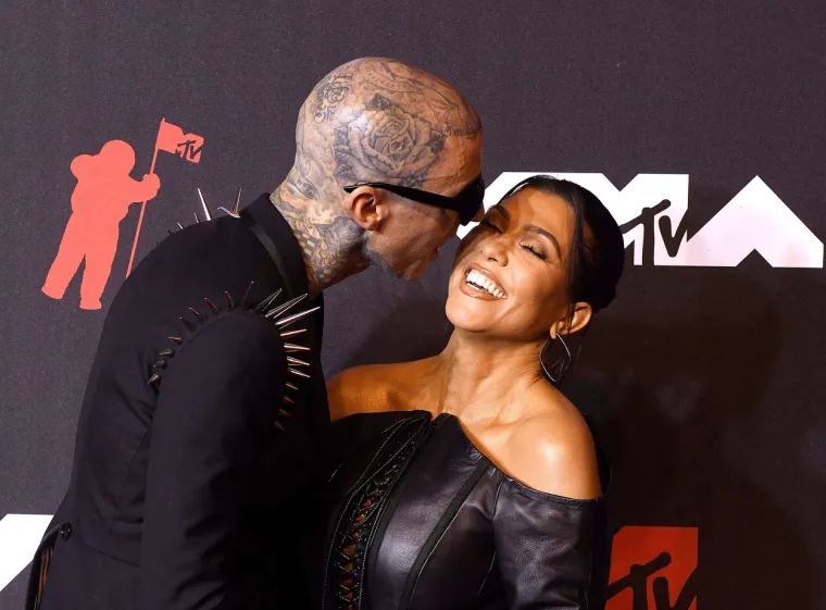 3. Kourtney Kardashian i Travis Barker:
Kourtney i Travis izašli su u javnost sa svojom romansom prije godinu dana i od tada se ne odvajaju. U veljači prošle godine, nekoliko dana nakon što su zajedno uočeni u restoranu u LA-u, Kourtney je objavila video sebe kako drži tetoviranu ruku bubnjara Blink-182, dok je on na Instagramu podijelio njezinu ljubavnu poruku. Nazvao ju je &quot;sjajnom&quot; i tijekom nastupa na TV-u, službeno se oglasivši o njihovoj vezi. Glazbenik je u travnju prošle godine tetovirao na prsa ime svoje nove ljubavi, a Kourtney je kasnije na Instagramu objavila fotografiju bočice krvi svog 46-godišnjeg dečka. Kourtney i Travis su se prošle godine i zaručili.