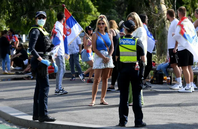 Navijači došli pred hotel u kojemu Đoković čeka deportaciju: Ponijeli su srpske zastave i traže slobodu za Novaka