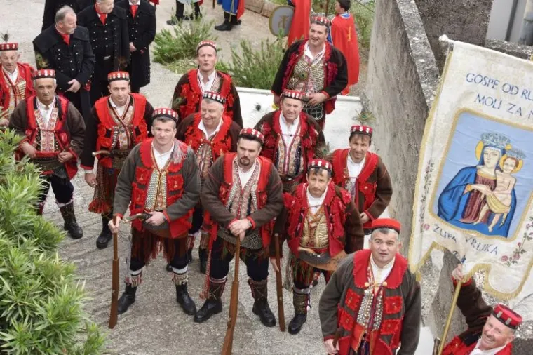 ČUVARI KRISTOVA GROBA: Pogledajte kako je danas bilo na Festivalu žudija u Kominu