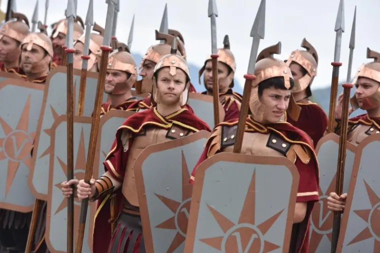 KOMIN - 17. festival žudija - čuvara Kristova groba održao se u Kominu u župi Svetog Ante te privukao preko 1000 sudionika. žudije su došle iz 38 župa iz Hrvatske i Bosne i Hercegovine.