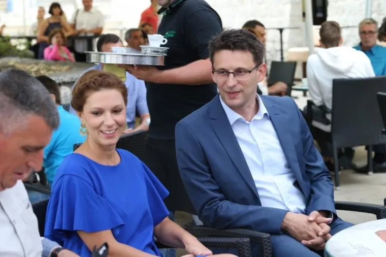 SINJSKA ALKA: Brojni političari stigli u grad, pozornost privlačila elegantna supruga Bože Petrova
