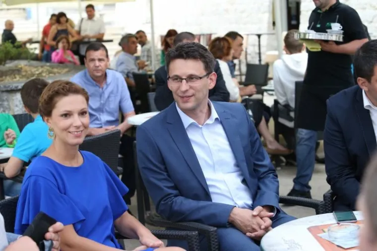 SINJSKA ALKA: Brojni političari stigli u grad, pozornost privlačila elegantna supruga Bože Petrova