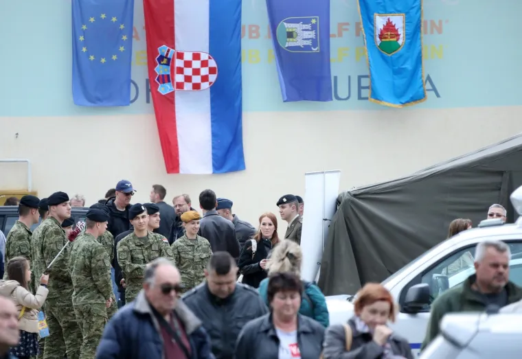 ODRŽANA LETAČKA MANIFESTACIJA U SJEĆANJE NA LEGENDARNOG PILOTA RUDOLFA PEREŠINA: Sudjelovalo desetak zrakoplova
