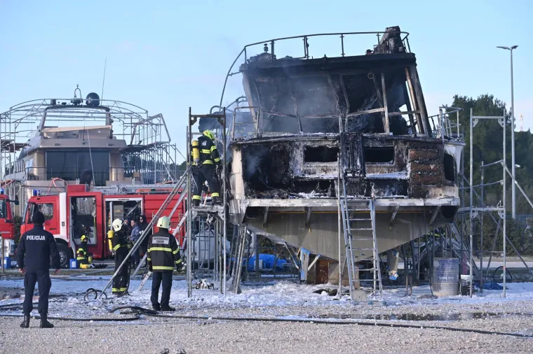 Izgorjela jahta dugačka 20 metara: Vatrogasci su obuzdali plamen, ali gotovo ništa od plovila nije ostalo...
