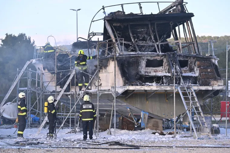 Izgorjela jahta dugačka 20 metara: Vatrogasci su obuzdali plamen, ali gotovo ništa od plovila nije ostalo...