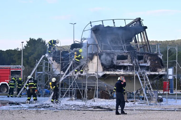 Izgorjela jahta dugačka 20 metara: Vatrogasci su obuzdali plamen, ali gotovo ništa od plovila nije ostalo...