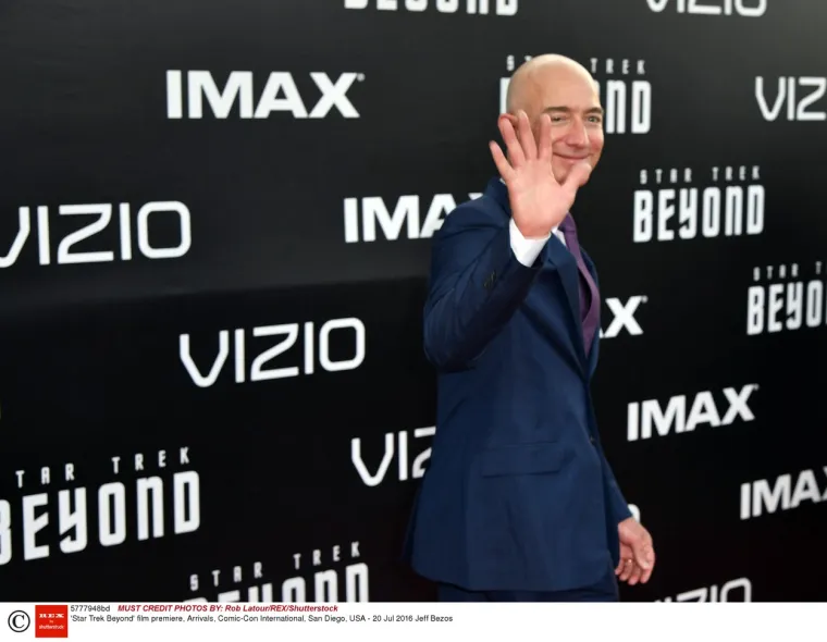 Zanimljivo je da je Bezos u samom početku Amazona ujutro imao naviku pojesti kutiju keksa s maslacem. U rješavanju te nezdrave navike pomogla mu je njegova bivša supruga, a danas je prigrlio zdraviji način života pa ga se često može vidjeti u teretani.