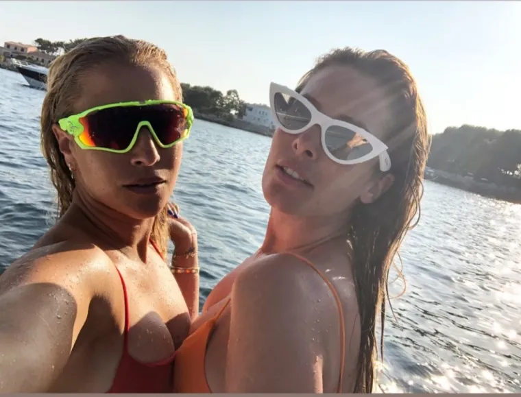 [FOTO] DOK SE DRUGI ZNOJE NA WIMBLEDONU, SEKSI SLOVAKINJA UŽIVA NA ODMORU: Povela je i prijateljicu...
