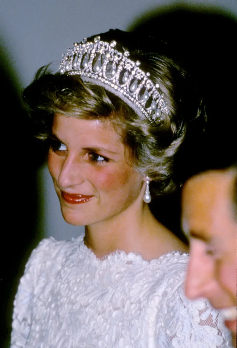 KATE ZABLISTALA S TIJAROM POKOJNE SVEKRVE: Diana ju je nosila u brojnim prilikama, a buduća kraljica nastavlja tradiciju