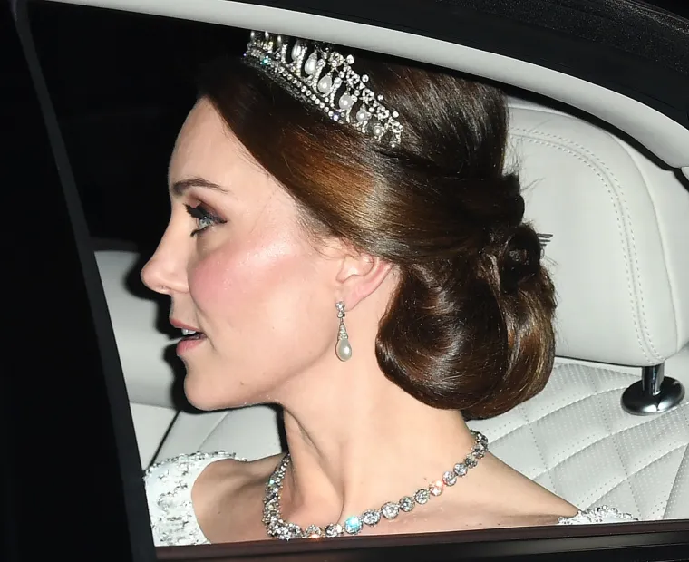 Predivnu Dianinu tijaru ovaj put nosila je Kate Middleton koja je prisustvovala diplomatskom prijemu u Buckinghamskoj palači – godišnjem događanju koje privlači na tisuće gostiju, od veleposlanika do vladinih dužnosnika.