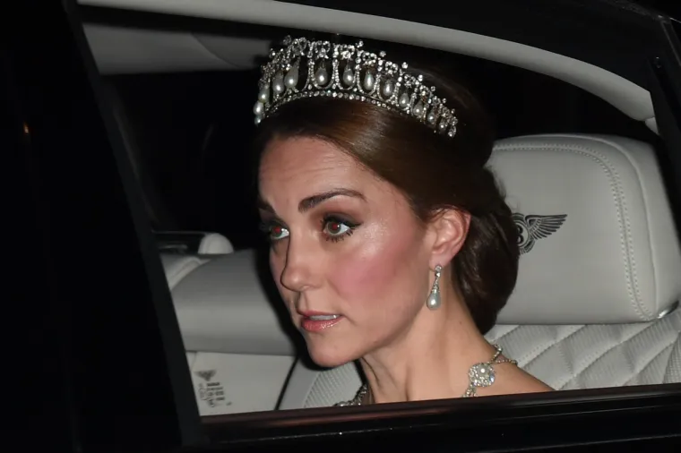 KATE ZABLISTALA S TIJAROM POKOJNE SVEKRVE: Diana ju je nosila u brojnim prilikama, a buduća kraljica nastavlja tradiciju