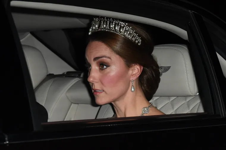 KATE ZABLISTALA S TIJAROM POKOJNE SVEKRVE: Diana ju je nosila u brojnim prilikama, a buduća kraljica nastavlja tradiciju