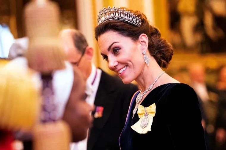 Predivnu tijaru optočenu biserima Kate je posljednji put nosila u lipnju 2019. godine tijekom državnog banketa u Buckinghamskoj palači održanom u čast američkog predsjedničkog para Trump.