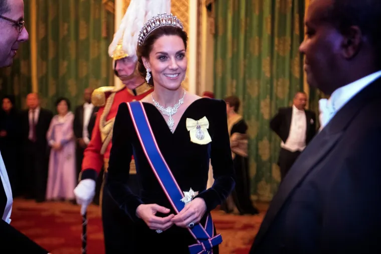 KATE ZABLISTALA S TIJAROM POKOJNE SVEKRVE: Diana ju je nosila u brojnim prilikama, a buduća kraljica nastavlja tradiciju
