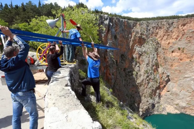 ZARONIT ĆE 300 METARA U DUBINU: Spektakularni ronilački pothvat na Crvenom jezeru