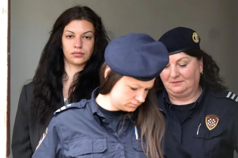 NUŠA BUNIĆ DOLAZI NA SUD U PRATNJI POLICAJKE: Sudi joj se za ubojstvo bivšeg dečka Nikole