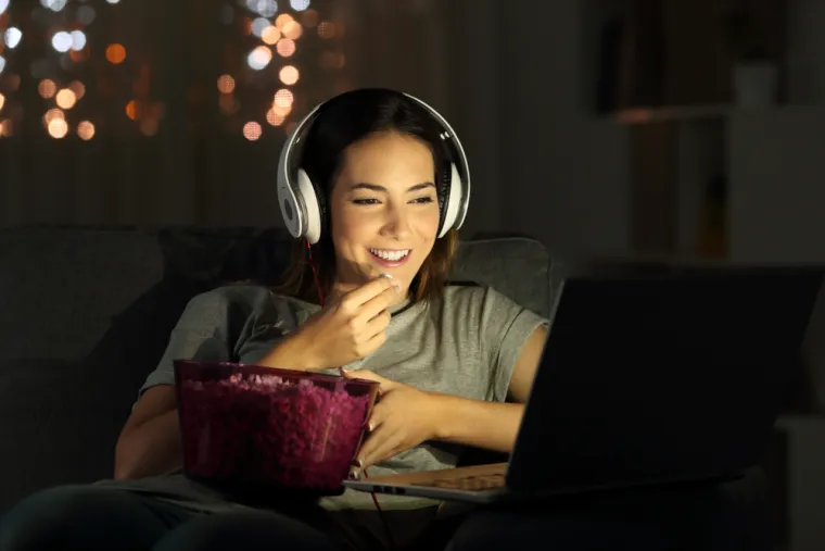 7. Opustite se uz ono što vas čini sretnima:
Danas se posvetite sebi! Pogledajte neki dobar film ili seriju, ispecite kokice ili skuhajte nešto fino, naručite pizzu, otvorite bocu vina... Mogućnosti su beskrajne, jedino što je bitno da ne dopustite da vas vaše negativne misli preuzmu i da postanu dio vaše svakodnevice. Ne zaboravite, svatko je krojač svoje sreće.