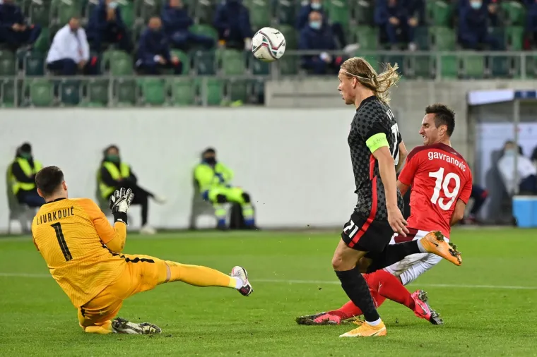 Hrvatska je izašla u pomlađenom sastavu, a atmosfera na stadionu bila je praktički domaćinska jer je stiglo puno hrvtaskih navijača.