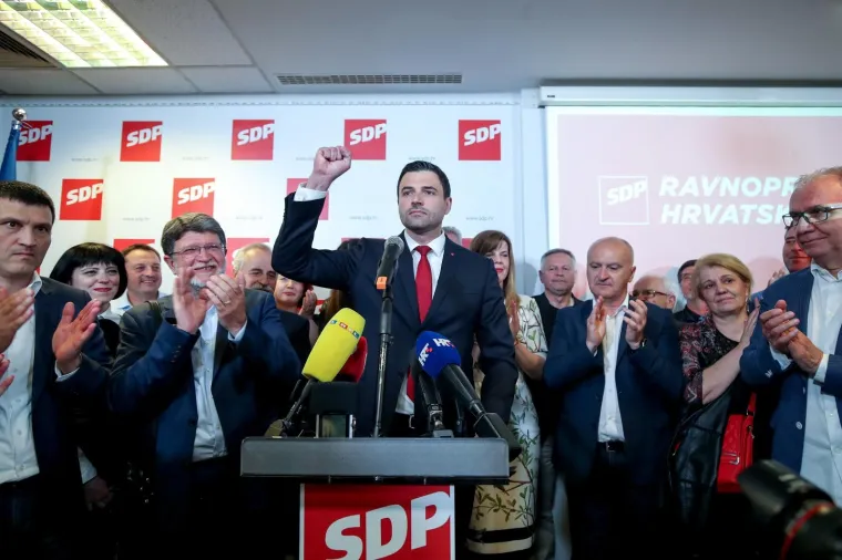 VELIKA GALERIJA IZ STOŽERA SDP-A: Bernardić u suzama zahvaljuje kolegama, neviđena euforija zavladala među socijaldemokratima