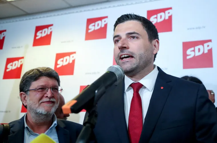 VELIKA GALERIJA IZ STOŽERA SDP-A: Bernardić u suzama zahvaljuje kolegama, neviđena euforija zavladala među socijaldemokratima