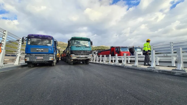 Bitno je naglasiti da su radovi na montaži počeli već u jesen prošle godine kada se započelo raditi na ostvarivanju svih uvjeta za izvođenje preostalih radova na gradilištu i dolazak segmenata. Isto tako, bilo je jako puno radova i oko operativne obale, zatim oko temelja za privremene skele i omogućavanja uvjeta da barža dođe na samo gradilište. U sklopu radova montaže na izradi operativnih obala i temelja za privremene oslonce, sklapani su i privremeni oslonci za prihvat nosača na stupovima, ističu iz Hrvatskih cesta