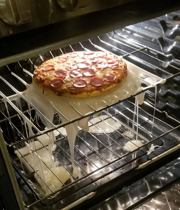 Kad poželiš staviti pizzu na plastični tanjur :)