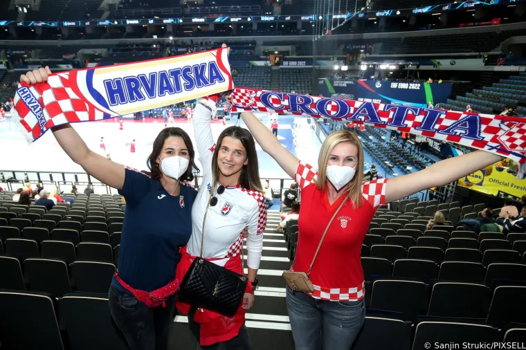 Hrvatski navijači imaju jako zgodnu podršku s tribina. Atraktivna plavokosa navijačica došla podržati Kauboje