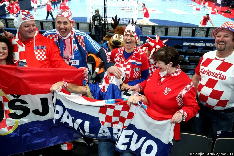Hrvatski navijači imaju jako zgodnu podršku s tribina. Atraktivna plavokosa navijačica došla podržati Kauboje