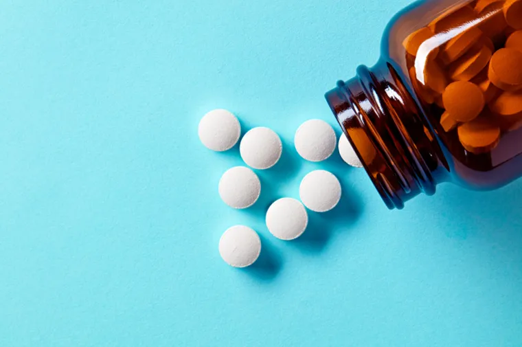 3.Aspirin:
Čak i ako nemate covid-19, Lahita savjetuje da je male količine aspirina dobro uzimati jer mogu štititi od posljedica delta varijante koja i dalje cirkulira. Ona napada pluća i može uzrokovati emboliju, što je čest uzrok smrti kod oboljelih od covida. Aspirin razrjeđuje krv pa može takav ishod spriječiti. Ipak, iz istog razloga, aspirin ne uzimajte na svoju ruku nego se svakako savjetujte s liječnikom. 
