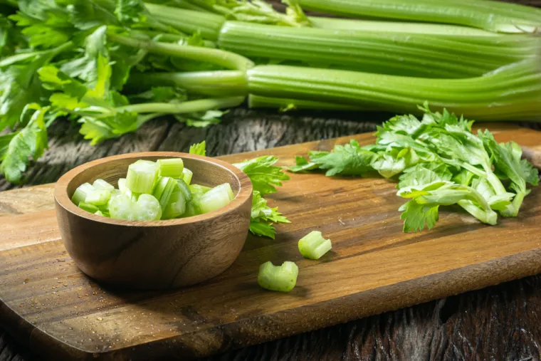 Celer je bogat vlaknima, vitaminom A, vitaminom C i folatom. Ima samo 16 kalorija na sto grama, od kojih je većina pohranjena kao celuloza što ga čini jednom od najzdravijih i najboljih opcija za mršavljenje jer sadrži 95% vode.