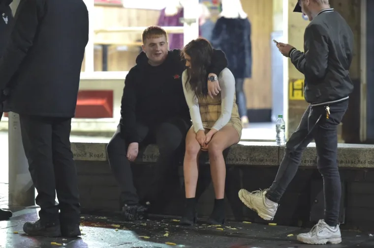 BLAGDANSKO OPIJANJE U ENGLESKOJ KAKVO NISTE VIDJELI: Leže na cesti, ne znaju hodati, a neki prizori stvarno su odvratni