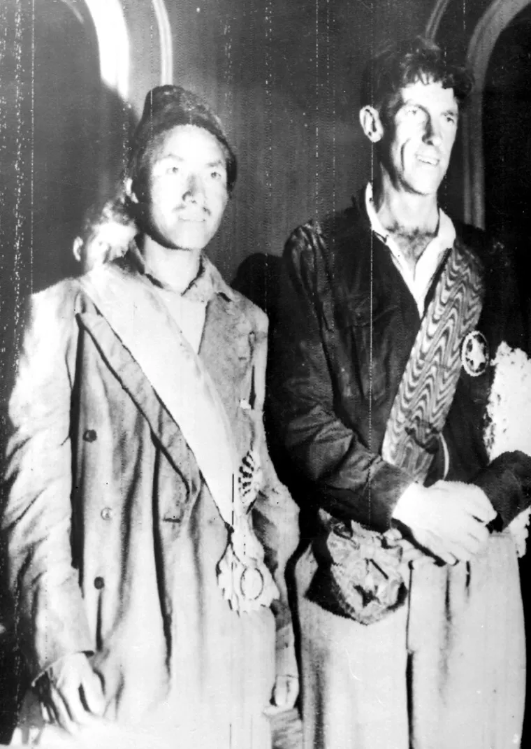 Sir Edmund HIllary i Tenzing Norgay nakon primanja kod kralja Nepala Tribhuvana. Kralj ih je odlikovao