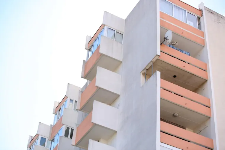KOGA BRIGA ZA STATIKU I IZGLED ZGRADE: 'Majstor' u Splitu izrezao dio zida na balkonu. Valjda je htio više sunca i bolji pogled