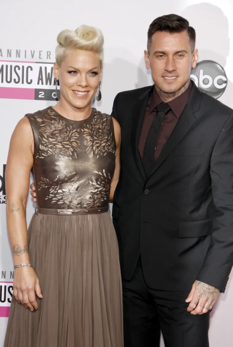Pink (42) i Carey Hart (46) vjenčali su se 2006. i imaju dvoje djece, Willow i Jamesona.
 &quot;Ponekad je potrebno progutati ego. Lijepo je jer nam omogućuje ovu ludu, čarobnu avanturu i djecu&quot;, rekla je pjevačica Pink prošle godine za People i istaknula da njihov brak funkcionira zbog savršene komunikacije, on je njoj podrška i pruža joj razumijevanje, a ona je njemu sigurna luka puna ljubavi...