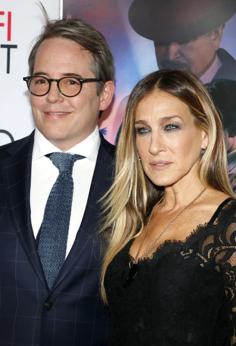 Sarah Jessica Parker (56) i Matthew Broderick (59) u braku su više od 25 godina, imaju troje djece Jamesa, Tabithu i Mariona.
Glumica je jednom prilikom rekla da je tajna njihove duge veze razdvojenost. &quot;Znam da ovo zvuči ludo, ali imamo živote koji nam omogućuju da budemo daleko jedno od drugog te da se na kraju svega vraćamo jedno drugom&quot;, prenosi Oprah Daily.