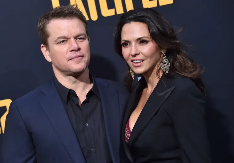 Matt Damon (51) i Luciana Barroso (46) vjenčali su se 2005., imaju četvero djece Isabellu, Alexia, Stellu i Giu.
Ovaj holivudski glumac je sve samo ne dobrica, lijepa Luciana se morala nositi s različitim izdanjima Matta Damona. Unatoč tome koliko su tajili svoju vezu, njih dvoje bili su izloženi priličnom broju tračeva i glasina, no nijedan tabloid nije ih mogao natjerati da o svom braku pričaju u medijima.