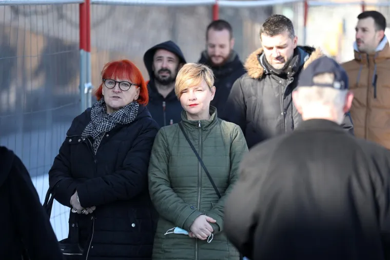 Na ispraćaju su bile i političarke iz platforme Možemo i Nove ljevice, Sandra Benčić i Rada Borić