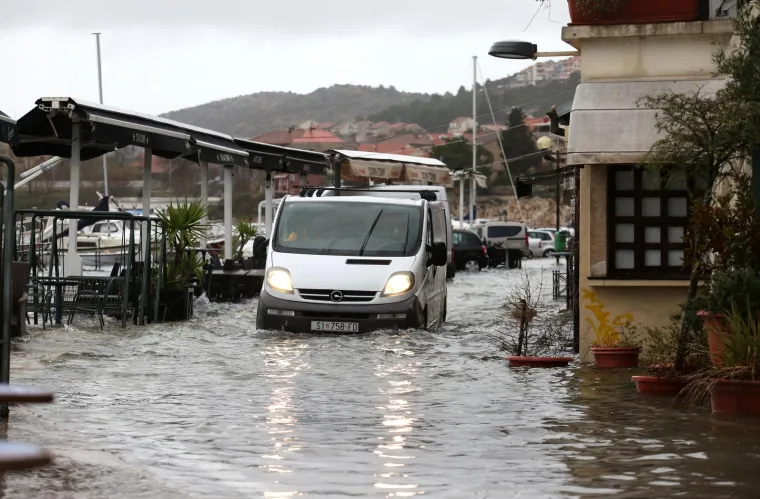 POPLAVA U ŠIBENIKU: Zbog velike plime i nivoa mora gotovo je nemoguće voziti iz Dolca u grad