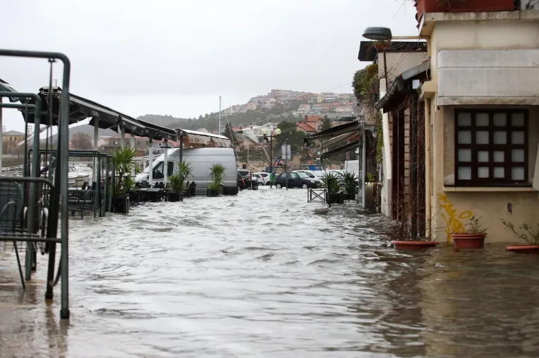POPLAVA U ŠIBENIKU: Zbog velike plime i nivoa mora gotovo je nemoguće voziti iz Dolca u grad