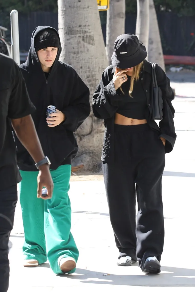 Kratko su hodali početkom 2016. godine, a onda je Bieber počeo izlaziti sa Sofijom Richie. Hailey je bila sretna što su njih dvoje ostali prijatelji, no Bieber joj je kasnije priznao kako želi da budu nešto više od prijatelja, pa su obnovili vezu u svibnju 2018. godine.