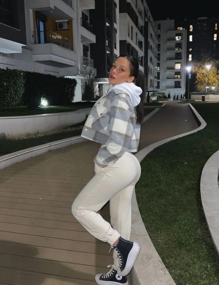 Anja je rođena 20. veljače 2000. godine u Bosni i Hercegovini. Visoka je 167 centimetara, ima crnu kosu i smeđe oči te govori engleski, njemački i srpski jezik.
