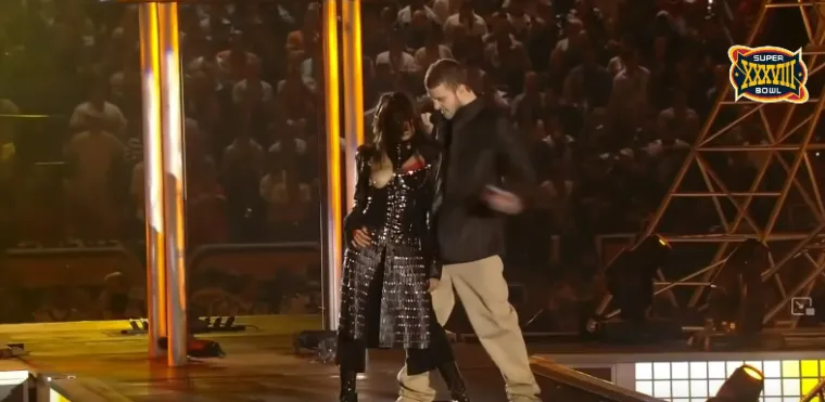 Janet Jackson progovorila je i o incidentu iz 2004. u kojem joj je Justin Timberlake strgnuo dio &quot;grudnjaka&quot; tijekom njihova nastupa na poluvremenu Super Bowla te joj tako razotkrio grudi.

&quot;Jednom smo razgovarali, a on je rekao: &apos;ne znam bih li trebao izaći i dati izjavu&quot;, ispričala je Janet koja je Timberlakeu sugerirala da se ipak suzdrži: &quot;Slušaj, ne želim nikakvu dramu, rekla sam mu&quot;, otkrila je pjevačica u dokumentarcu.