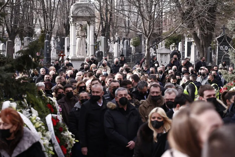 Estradna i politička krema na sprovodu Vučićeve bivše supruge: Pojavili se Karleuša, ali i Vojislav Šešelj